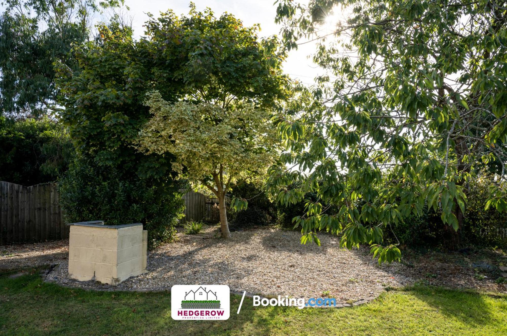 Hedgerow Haven: Spacious 2-Bedroom Truro Retreat Exterior photo